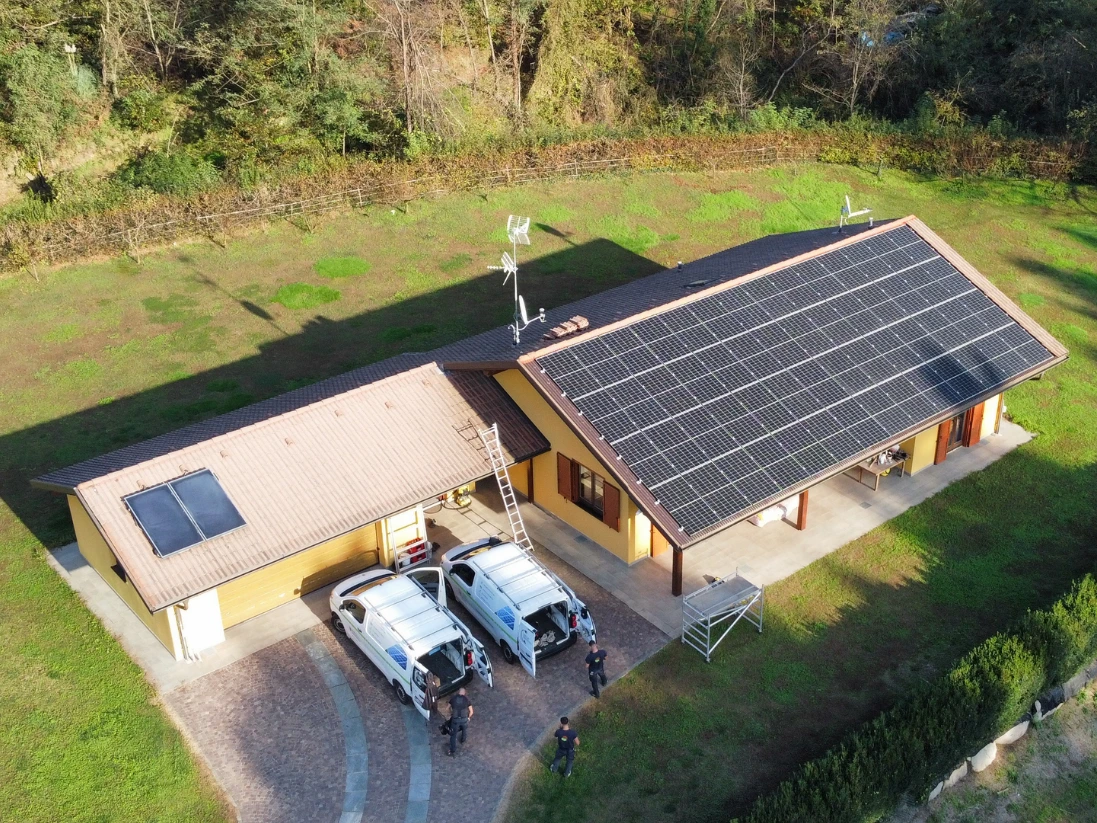Foto, effettuata dall'alta con drone, di un tetto di un'abitazione sul quale sono state installati dei pannelli fotovoltaici dalla BBC Soluzioni Energetiche